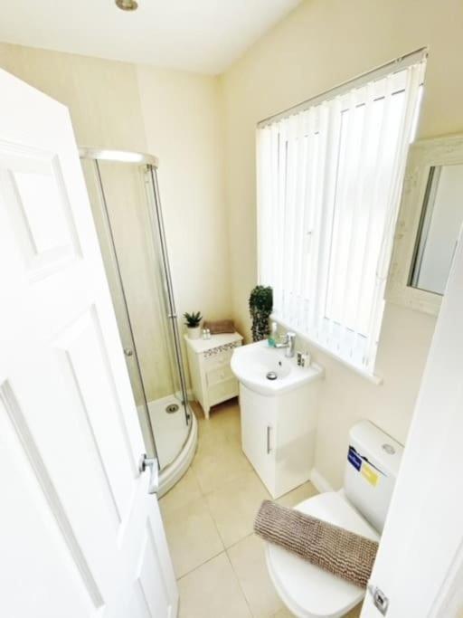 5 Bedroom, Sleeps 9 - Base To Explore Liverpool And Beyond Ливерпуль Экстерьер фото