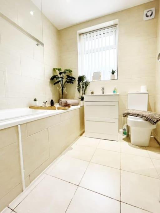 5 Bedroom, Sleeps 9 - Base To Explore Liverpool And Beyond Ливерпуль Экстерьер фото