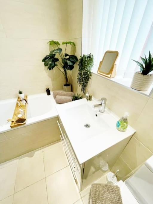 5 Bedroom, Sleeps 9 - Base To Explore Liverpool And Beyond Ливерпуль Экстерьер фото